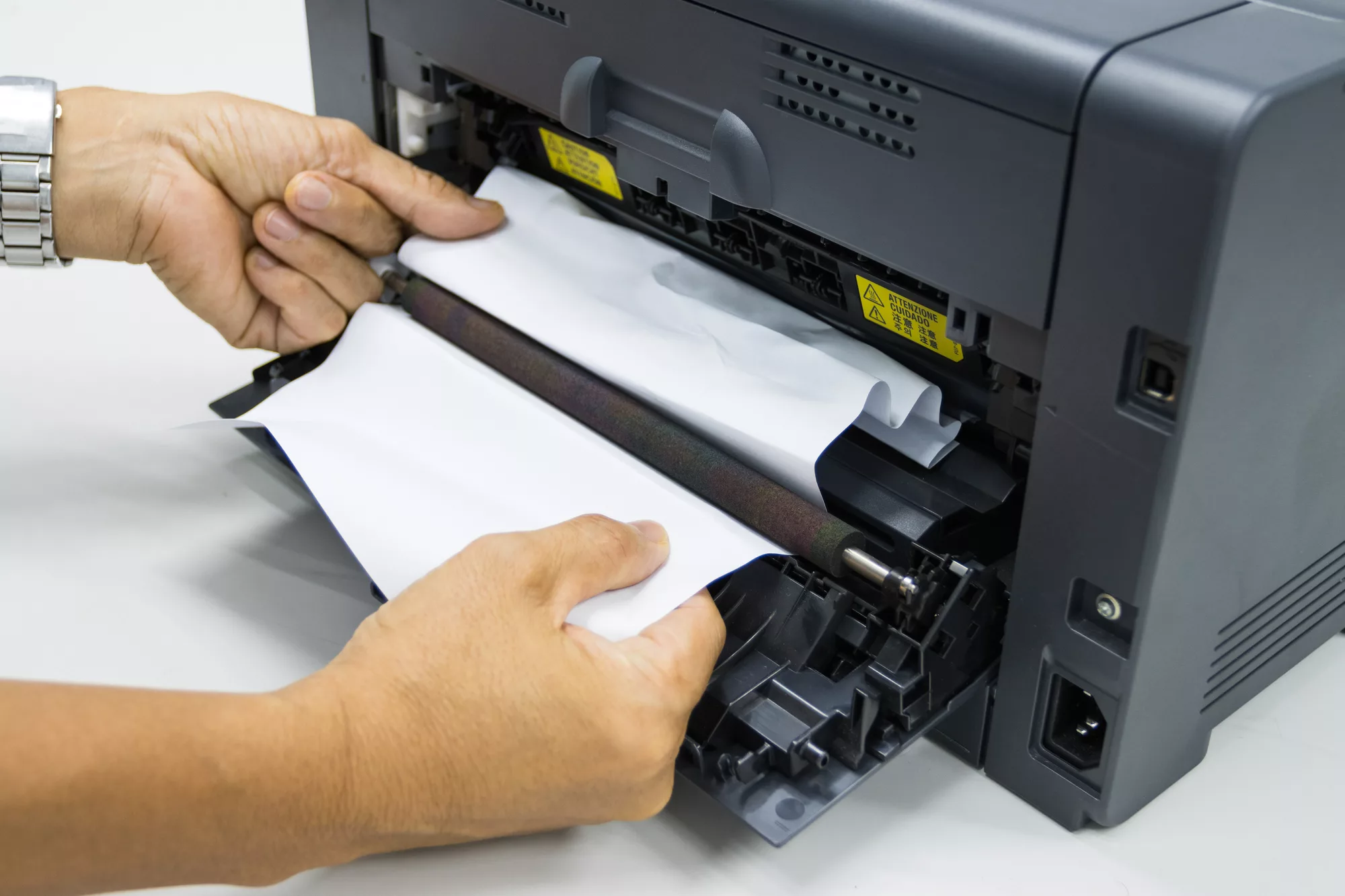 Жую бумагу почему. Принтер зажевал бумагу. Принтер жует бумагу. Как сделать принтер из бумаги.